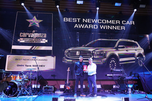 Constantinus Herlijoso, General Manager GWM Indonesia, saat memenangkan penghargaan Best Newcomer Car Award pada Carvaganza Editors’ Choice 2024