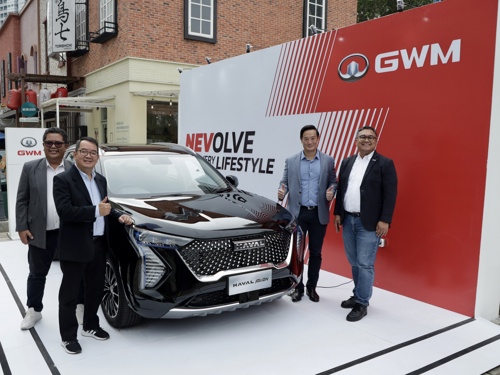 Putra Samiaji, Aftersales & Customer Service Director, GWM Indonesia, Constantinus Herlijoso, General Manager, GWM Indonesia dan Khoo Shao Tze, President Director, PT Inchcape Automotive Ind, berfoto bersama Haval Jolion HEV