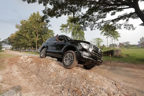 GWM Tank 500 sedang menjajal off-road dengan tetap bergaya elegan